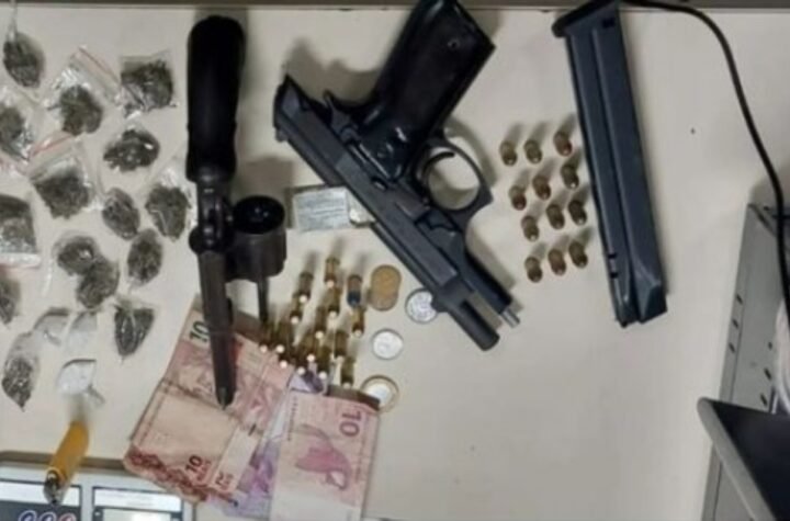 Além das armas, porções de maconha e cocaína foram encontrados com o criminoso, na segunda-feira (13).