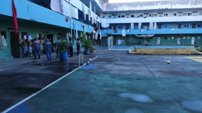 SSP e Seap apreendem 71 celulares e palmatória em presídio Operação foi realizada pelo Batalhão de Guardas da PM e por agentes penitenciários, nesta quinta-feira (30).