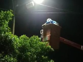 Um morador da cidade enviou um vídeo onde ele flagra a troca de lâmpadas na cidade conhecida carinhosamente como 'Berimbau'.