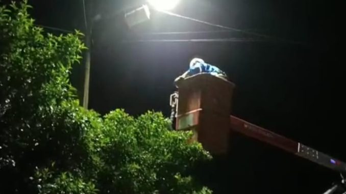 Um morador da cidade enviou um vídeo onde ele flagra a troca de lâmpadas na cidade conhecida carinhosamente como 'Berimbau'.