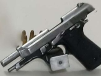 Além da arma, policiais militares do 8º BPM apreenderam também drogas com o suspeito.