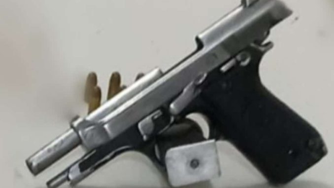 Além da arma, policiais militares do 8º BPM apreenderam também drogas com o suspeito.