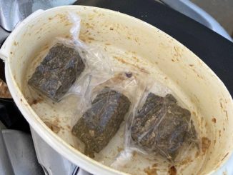 PMs perceberam a ação criminosa e interceptaram um traficante, com porções da droga embaladas.