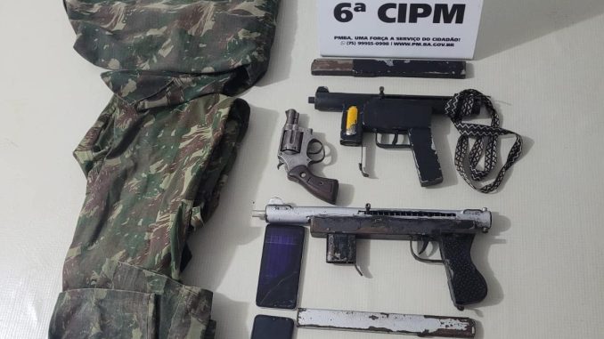 Mulher foi socorrida e permanece hospitalizada. Criminoso e um comparsa foram atingidos em confronto.