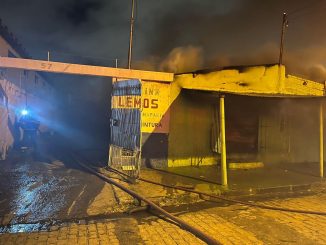 A ocorrência aconteceu por volta das 21h numa edificação que funcionava estabelecimento comercial e residência.