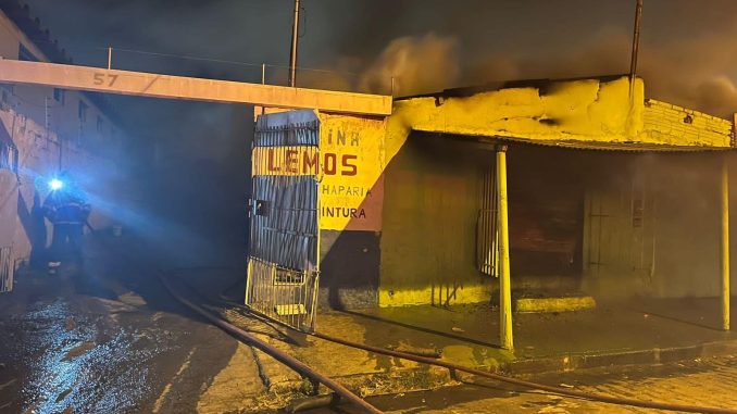 A ocorrência aconteceu por volta das 21h numa edificação que funcionava estabelecimento comercial e residência.