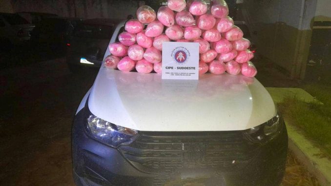 Na ação, um homem foi preso em flagrante com os entorpecentes, após passar em alta velocidade pelos militares.