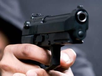 Criminosos armados invadiram uma chácara, renderam os moradores e fugiram levando diversos pertences das vítimas.