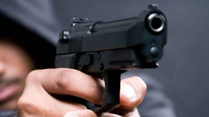 Criminosos armados invadiram uma chácara, renderam os moradores e fugiram levando diversos pertences das vítimas.