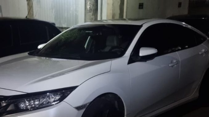 O automóvel utilizado pela dupla foi roubado, na última terça-feira (11), em outra localidade de Salvador.