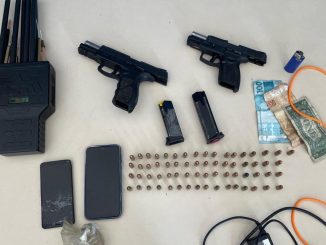 Criminosos foram capturados na manhã desta sexta-feira (28). Com eles foi encontrado um bloqueador de GPS, utilizado em roubo de carga.