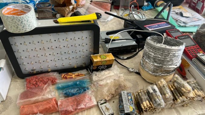 Eles foram encontrados no bairro do Resgate por policiais do Departamento de Repressão e Combate ao Crime Organizado (Draco)