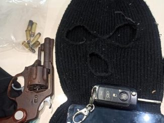 As equipes apreenderam um revólver calibre 32 e munições com o assaltante.