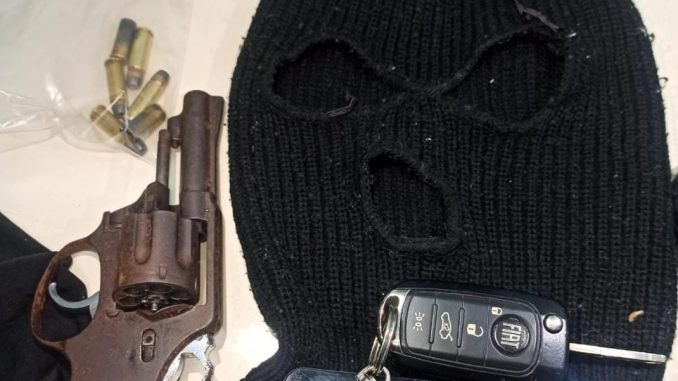 As equipes apreenderam um revólver calibre 32 e munições com o assaltante.