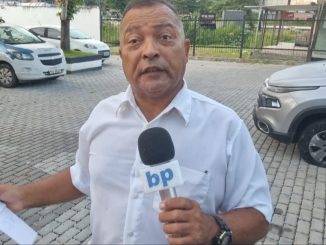 Policiais do 12º BPM prendem suspeitos de assalto a hamburgueria em Camaçari. Confira o plantão policial com o repórter Antônio Cruz