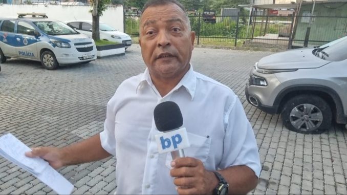 Policiais do 12º BPM prendem suspeitos de assalto a hamburgueria em Camaçari. Confira o plantão policial com o repórter Antônio Cruz