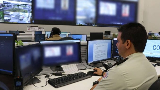 Alertas repassados pelo Centro Integrado de Comunicações para unidades policiais ajudaram na recuperação de um carro e uma moto.