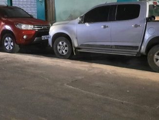 Três adultos e dois adolescentes foram interceptados com dois veículos e um bloqueador de sinal de GPS.