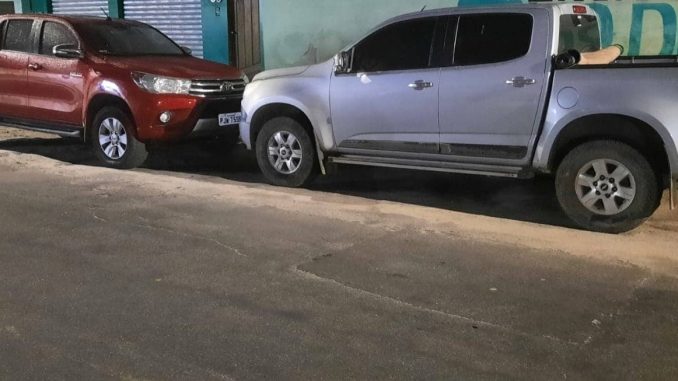 Três adultos e dois adolescentes foram interceptados com dois veículos e um bloqueador de sinal de GPS.