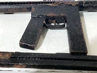 Criminosos fugiram dos militares deixando a arma de fabricação caseira para trás.