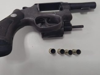 A arma usada no homicídio, um revólver calibre 38 com quatro munições deflagradas, foi apreendida e encaminhada à perícia