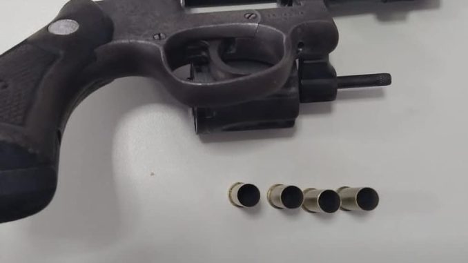 A arma usada no homicídio, um revólver calibre 38 com quatro munições deflagradas, foi apreendida e encaminhada à perícia