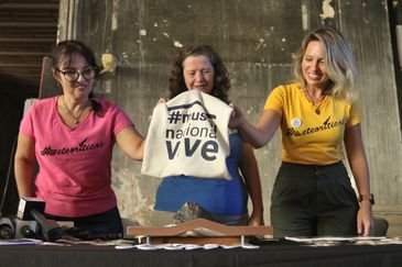 Rio de Janeiro (RJ), 13/04/2023 - As pesquisadoras Diana Andrade, Maria Elizabeth Zucolotto e Amanda Tosi apresentam o meteorito Santa Filomena, primeira peça incorporada à coleção de meteoritos do Museu Nacional (UFRJ) após o incêndio de 2018. Foto: Tânia Rêgo/Agência Brasil