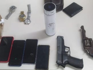 Com os homens foram encontrados um revólver calibre 38, um simulacro e celulares provenientes de roubos cometidos pelos criminosos.