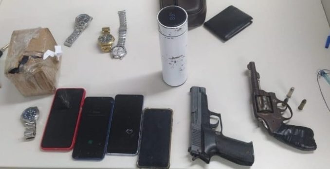 Com os homens foram encontrados um revólver calibre 38, um simulacro e celulares provenientes de roubos cometidos pelos criminosos.