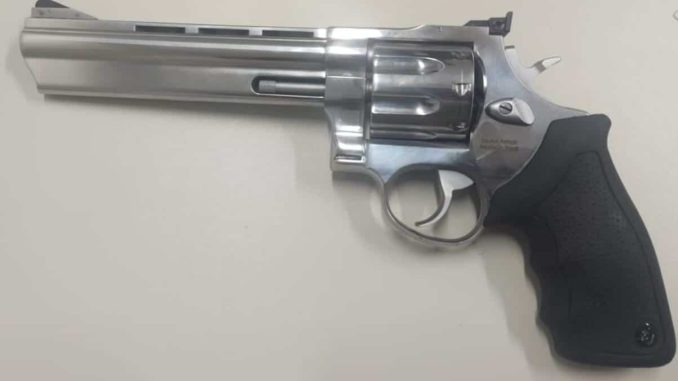 Em outras ações da ‘Operação OMNI,’ cerca de 300 porções de drogas e uma motocicleta foram localizadas.