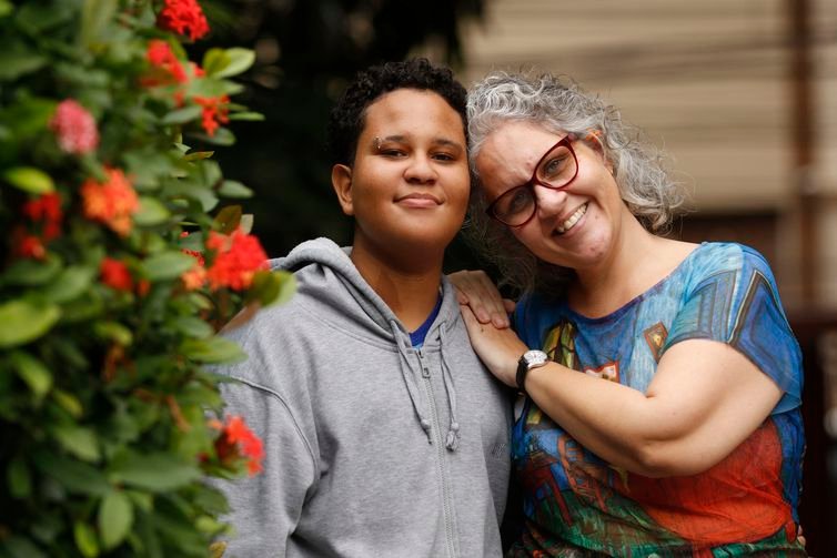 Niterói (RJ), 14/05/2023 - A professora Maria Cecíclia Castro, coordenadora do Mães pela Diversidade no Rio de Janeiro, com o filho Caio, de 13 anos. Foto: Fernando Frazão/Agência Brasil