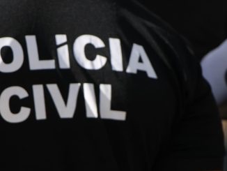 A filha do casal, de oito anos, também foi agredida pelo suspeito