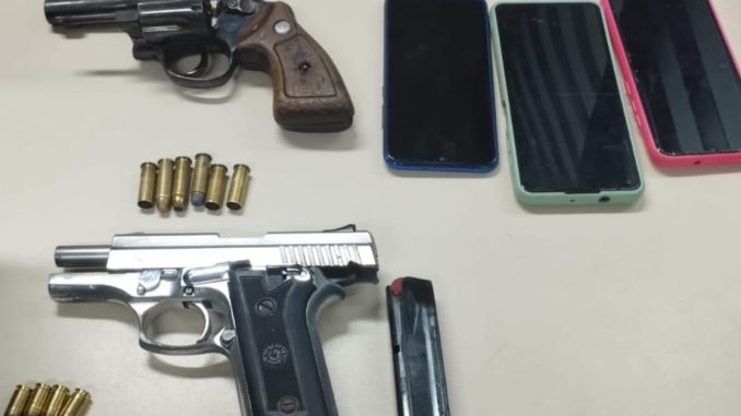 Armas, munições e veículos são apreendidas em Feira de Santana Equipes da 66ªCIPM receberam informações do Cicom sobre homens armados na região.