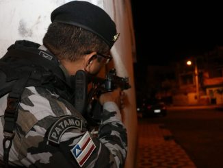 Pistola, carregador, munições e um tablete de maconha foram apreendidos com o criminoso.