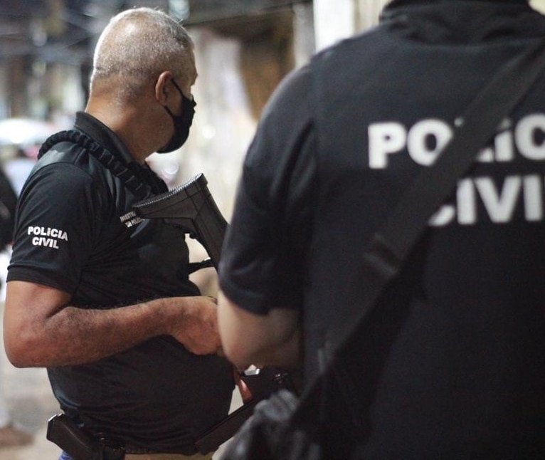 O suspeito foi flagrado no momento em que entregava cocaína para um usuário, em via pública, no bairro Santa Helena