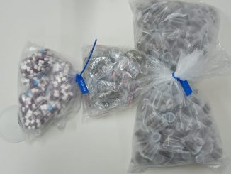 Com ele foram encontradas diversas porções de cocaína e da maconha conhecida como Kush