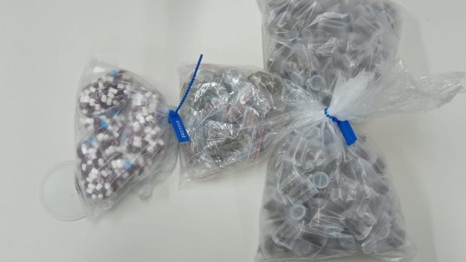 Com ele foram encontradas diversas porções de cocaína e da maconha conhecida como Kush