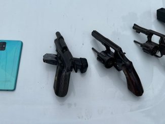 Criminoso e mais dois comparsas acabaram não resistindo aos ferimentos. Outro criminoso que estava com uma arma de brinquedo se rendeu e foi preso.
