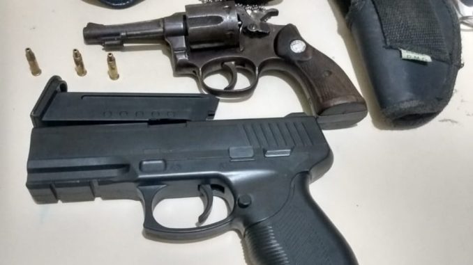 Uma equipe da Deam de Juazeiro apreendeu no carro do suspeito um revólver calibre 22, três munições e a pistola de airsoft
