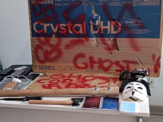 Com ele, os policiais encontraram diversos objetos que possivelmente seria usado no ataque e frases nazistas escritas em um papelão