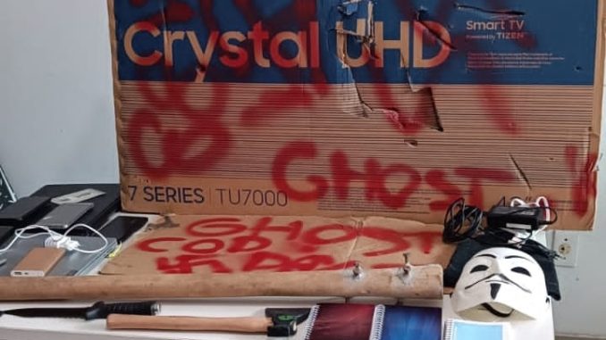 Com ele, os policiais encontraram diversos objetos que possivelmente seria usado no ataque e frases nazistas escritas em um papelão