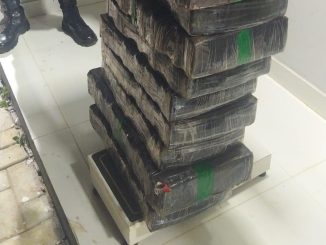 Quatro pessoas flagradas com os entorpecentes acabaram presas e conduzidas à Delegacia.