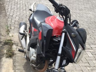 O veículo apresentava adulteração de numeração de chassi e motor