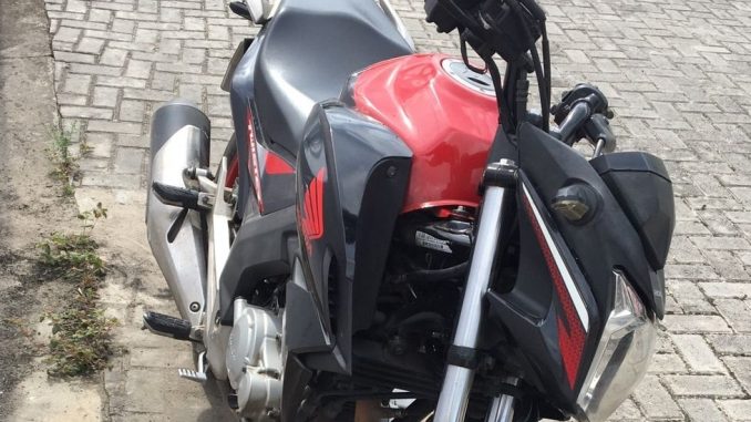 O veículo apresentava adulteração de numeração de chassi e motor