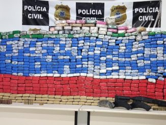 Os entorpecentes estavam enterrados em regiões de mata, onde também foram apreendidos armas, carregadores de fuzil e 133 munições