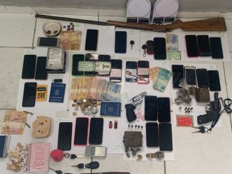 Entorpecentes, armas, celulares, munições, motocicletas, balanças e dinheiro foram apreendidos durante as diligências
