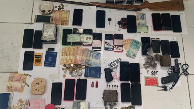 Entorpecentes, armas, celulares, munições, motocicletas, balanças e dinheiro foram apreendidos durante as diligências