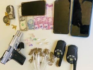 Além do armamento, foram encontrados dois rádios comunicadores e drogas com os criminosos.
