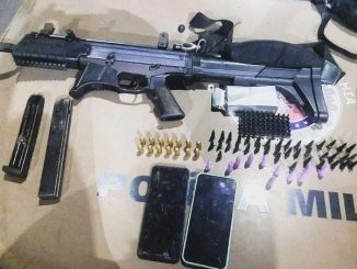 Uma carabina, munições e drogas foram apreendidas com o traficante, na localidade do Milho.