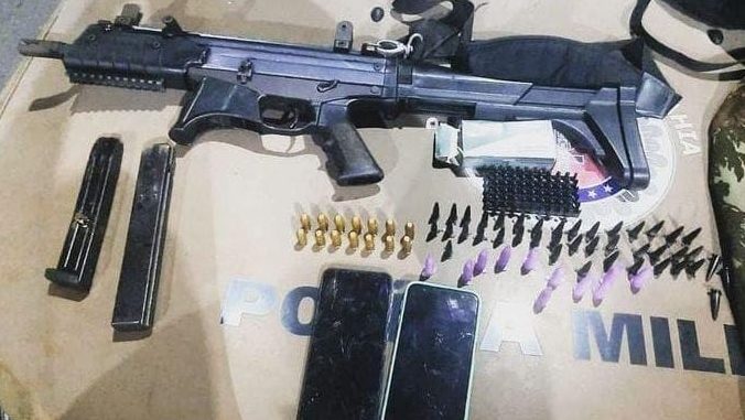 Uma carabina, munições e drogas foram apreendidas com o traficante, na localidade do Milho.